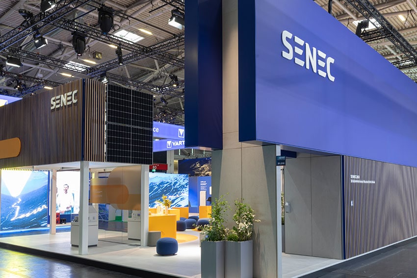 Messebauer Winkels Interior für Senec auf der Intersolar 2022 in München mit zweitem Geschoss